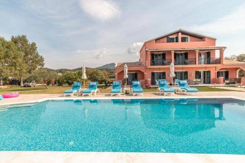 Acharavi Villa | 260 m² Villa ∙ 6 bedrooms ∙ 15 guests