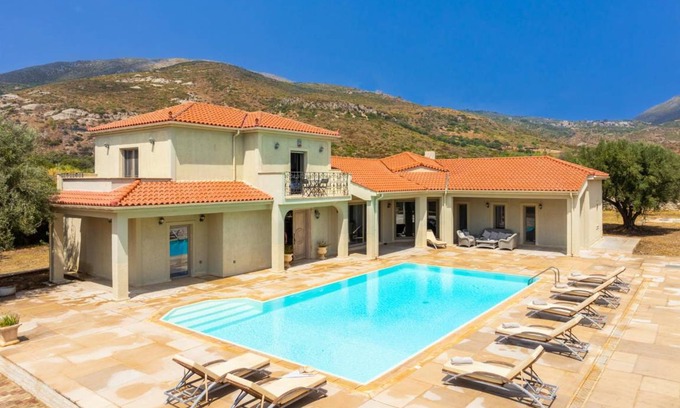 Kateleios Villa | 265 m² Villa ∙ 4 bedrooms ∙ 8 guests