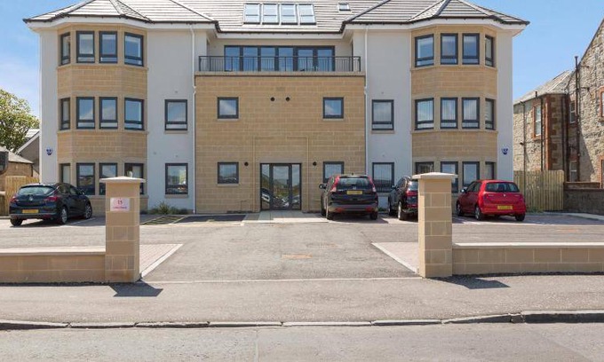 Prestwick Apartment | 300 m² Apartment ∙ 4 bedrooms ∙ 8 guests