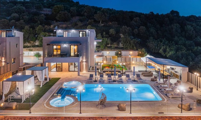 Roumeli Villa | 350 m² Villa ∙ 7 bedrooms ∙ 14 guests
