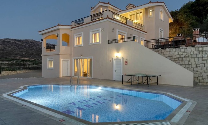 Skotino Villa | 400 m² Villa ∙ 4 bedrooms ∙ 8 guests