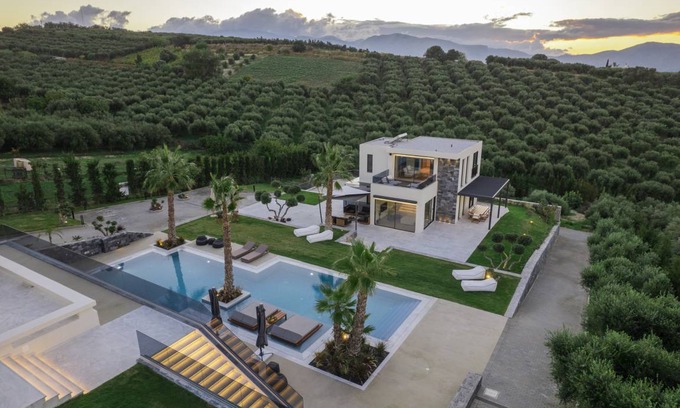 Heraklion Villa | 400 m² Villa ∙ 6 bedrooms ∙ 14 guests