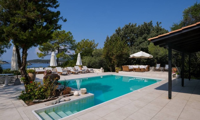 Sivota Villa | 400 m² Villa ∙ 7 bedrooms ∙ 14 guests