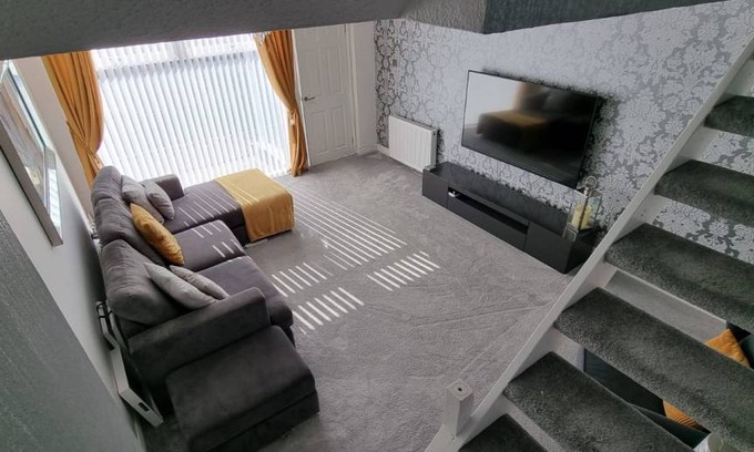 Motherwell House | 84 m² House ∙ 2 bedrooms ∙ 3 guests