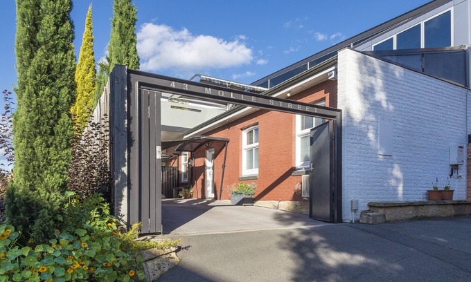 Hobart Central Business District Apartment | A trendy studio apartment: an easy stroll to CBD, Salamanca Market & waterfront!
