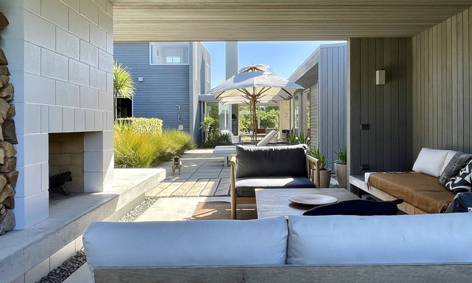 Omaha House | Award Winning Beach House - 100m from Beach