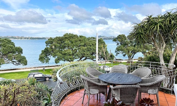 Devonport House | Bespoke Stays - Festive Villa Retreat