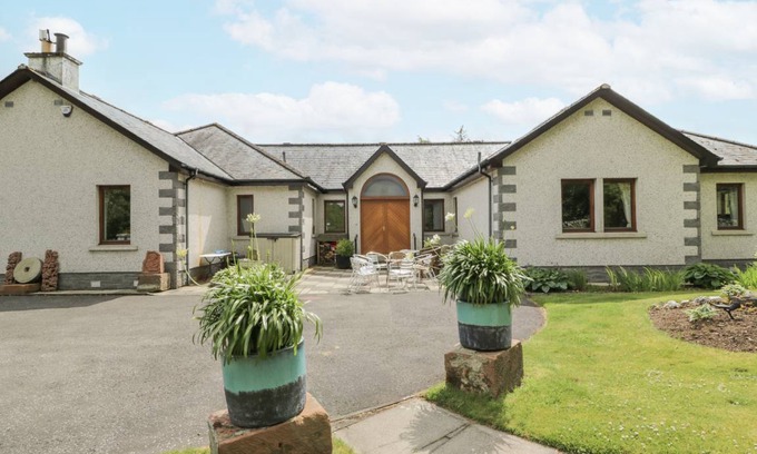 Peebles Cottage | Cabin ∙ 6 bedrooms ∙ 12 guests
