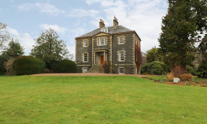 Gattonside Cottage | Cabin ∙ 8 bedrooms ∙ 15 guests