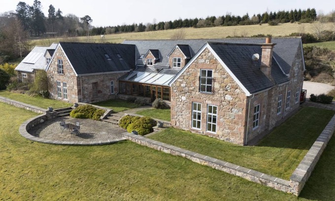 Munlochy Cottage | Cabin ∙ 9 bedrooms ∙ 16 guests