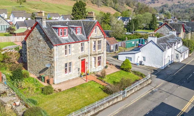 Killin Cottage | Cabin ∙ 9 bedrooms ∙ 18 guests