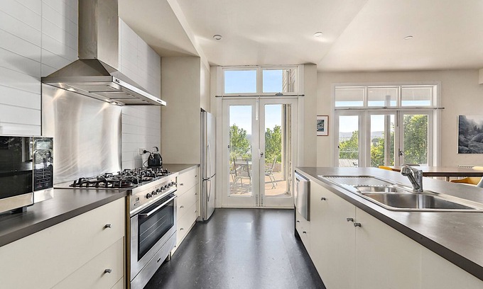 Launceston CBD House | Close to beautiful City Park & a short walk to the CBD