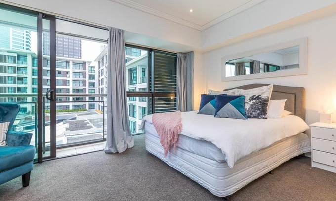Auckland Central Business District Apartment | Comfortable & Cozy - Newly Furnished 'Quays'