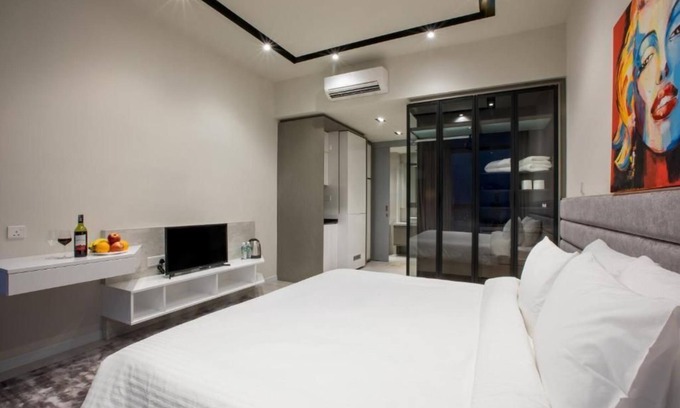 Malaysian Police Training Centre Apartment | Deluxe King Suite with Twin Tower View 16