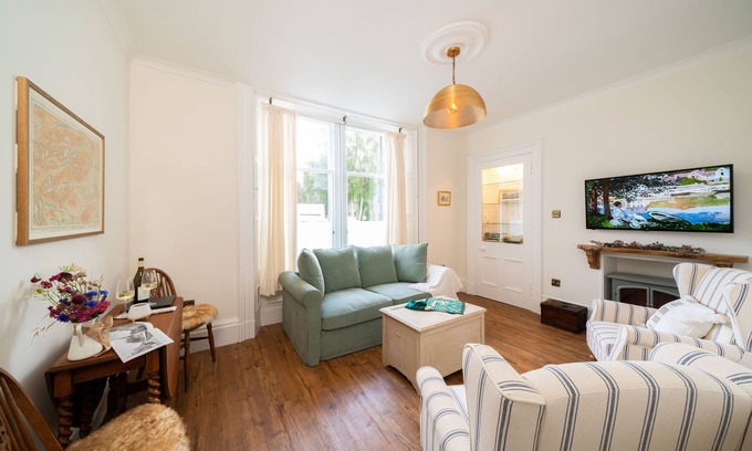 Birnam Apartment | Dreamy One Bedroom Apartment with Garden near Dunkeld
