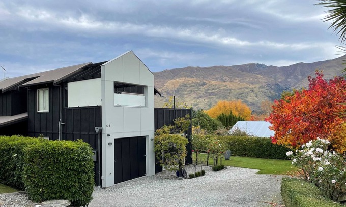 Wanaka House | Epic Location at Eely Point