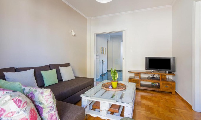 Athens City Centre Apartment | Floral and Stylish apt for 4ppl next to metro