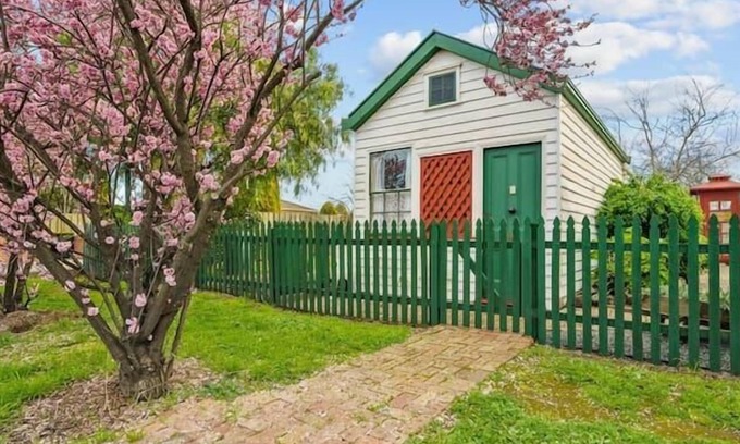 Sorell Hostel | Garden Cottage Studio Double Bed Close to Airport