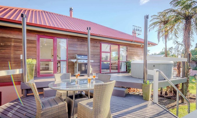 Lynmore House | Hilton Retreat | Lynmore Location with Spa Pool
