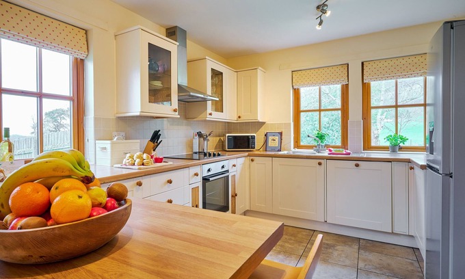 Blairgowrie Cottage | HOLLY HOUSE, pet friendly, character holiday cottage in Alyth