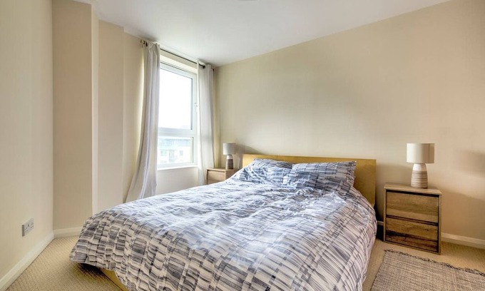 Newhaven Apartment | Huge Two Bed Apartment with Balcony at The Shore
