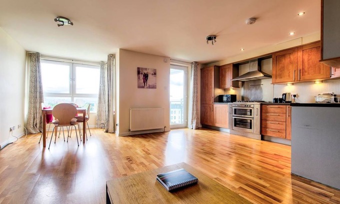 Newhaven Apartment | Huge Two Bed Apartment with Balcony at The Shore