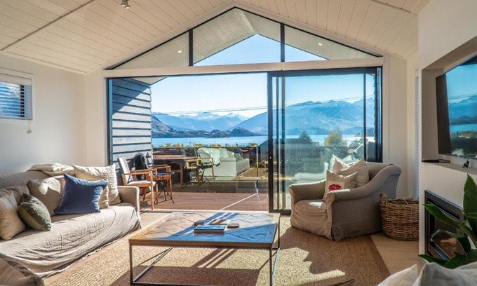 Wanaka House | Kura House - Sleeps 6 - Central Location - Lake & Mountain Views