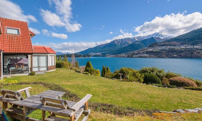 Kelvin Heights House | Lakefront Cottage - Queenstown Holiday Unit