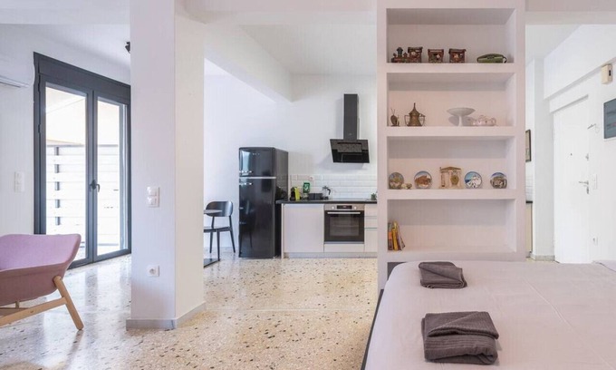 Psirri Apartment | Large And Bright Studio w/Balcony In City Center