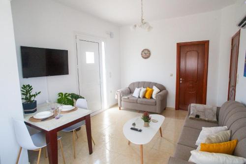 Petaloudes Apartment | LiRa 2