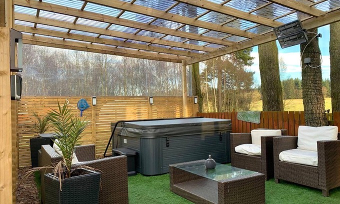 Lanark Cabin | Lovely Semi-rural Caravan & Hot Tub - Sleeps Fam 6