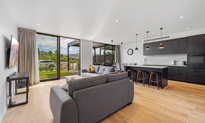 Wanaka House | Luxurious 5 Star Wanaka Home In Desirable Location