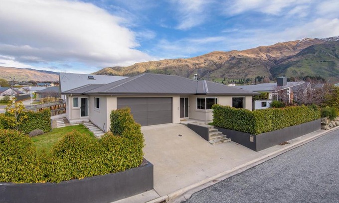 Wanaka House | Meadowstone Retreat - Wanaka Holiday Home