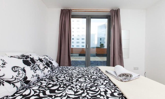 Newhaven Apartment | Modern ground floor flat by the Shore in Leith!
