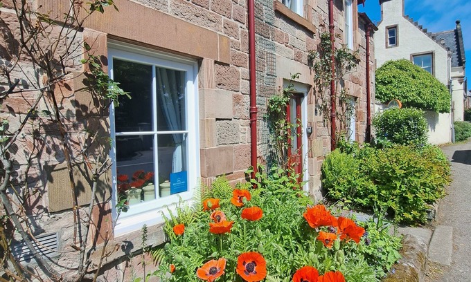 Fortrose Cottage | Newly renovated Character Cottage close to the beach