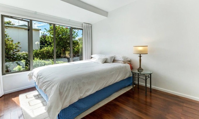 Oneroa House | Oneroa Village location