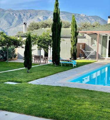 Korithion House | Pool Guesthouse