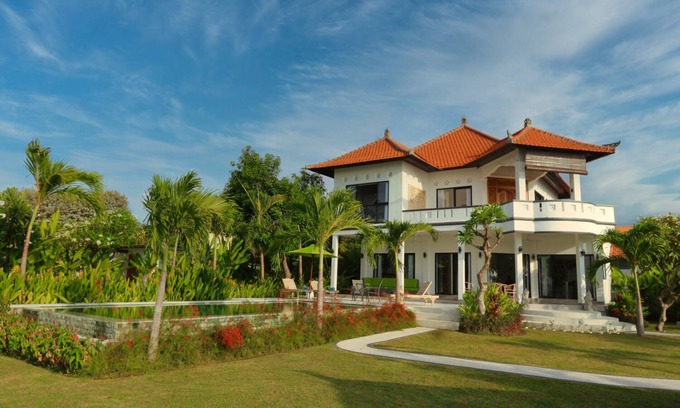 Pemaron Villa | Private 3 bedroom villa direct on the beach in North Bali, Lovina area