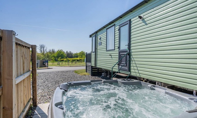 Coldstream RV Rental | Recreational vehicle (RV) ∙ 3 bedrooms ∙ 8 guests
