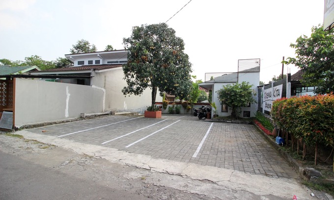 Sinduharjo Hotel | RedDoorz Plus @ Jalan Damai 2