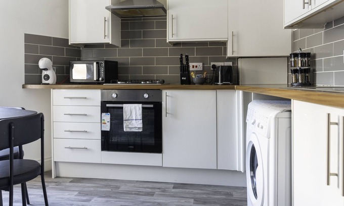 Airdrie Apartment | Refreshing Modern Apartment in Airdrie
