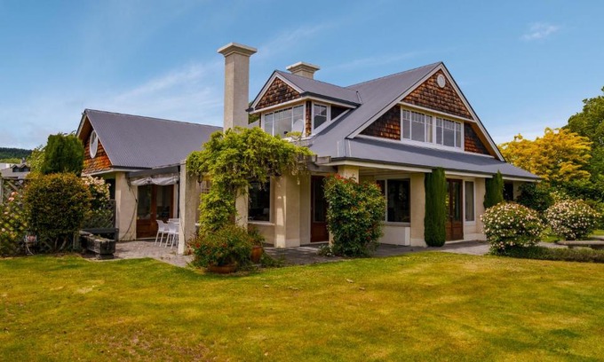 Wanaka House | Right on the Lake - Wanaka Holiday Home
