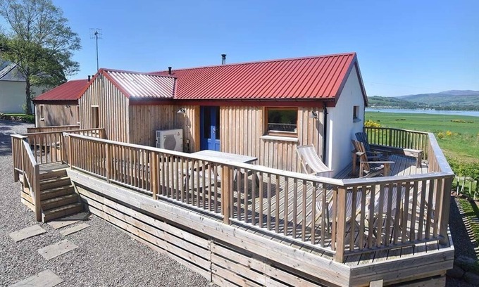 Dingwall Cabin | SKYLARKS, pet friendly, with a garden in Dingwall
