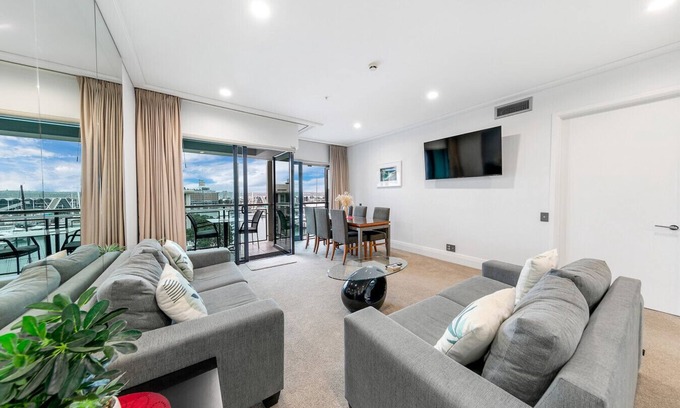 Auckland Central Business District Apartment | Sophisticated Spacious APT w/Stunning Harbour View