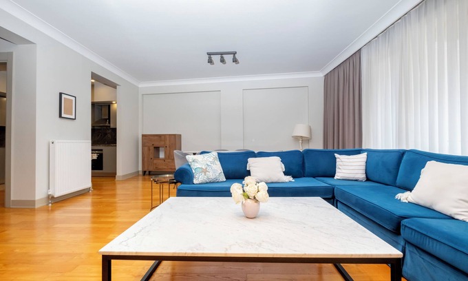Gumussuyu Mahallesi Apartment | Spacious 3-bedroom apartment with WiFi, AC in lovely Istanbul