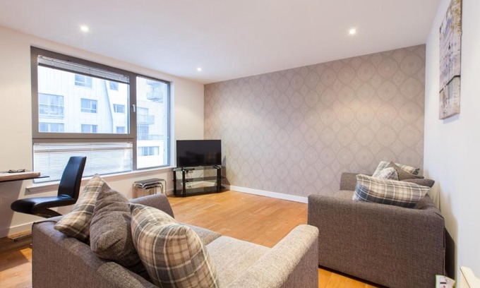 Newhaven Apartment | Spacious Harbour Flat W/View for 4 in Newhaven