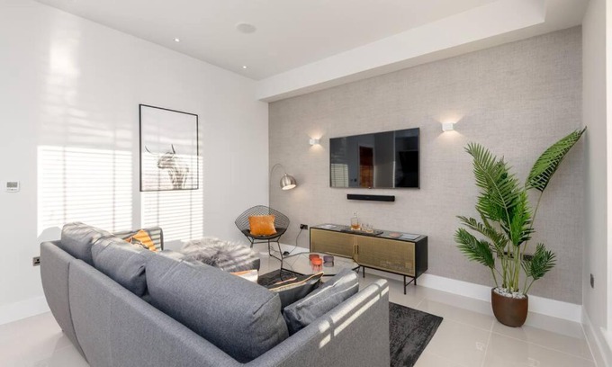West End Apartment | Stunning 2 bed penthouse, panoramic views & parking