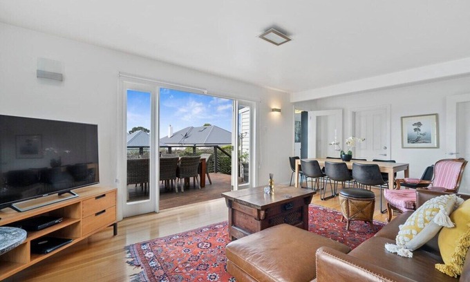 Sandy Bay House | Stunning Renovated Home, close to CBD Sleeps 8.