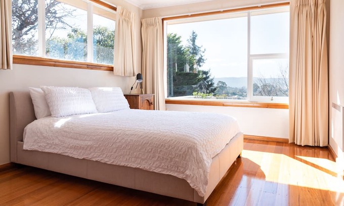 Kings Meadows House | Sunshine 5 mins from City