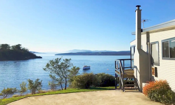 Surveyors Bay Cottage | Surveyors Cottage - a quiet retreat by the sea